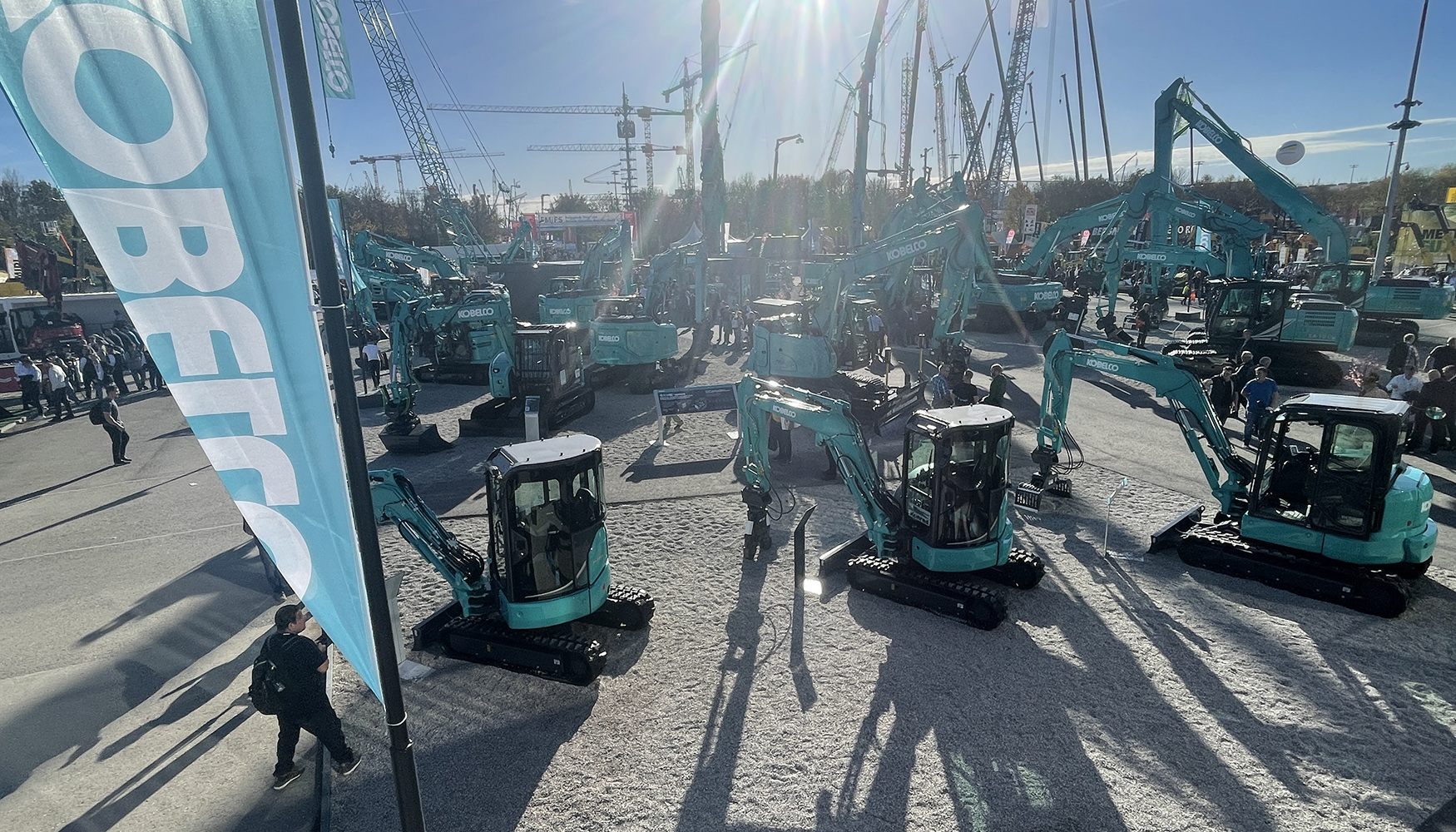 El stand de Kobelco en Bauma acogió una amplia representación de su gama de maquinaria El stand de Kobelco en Bauma acogió una amplia representación de su gama de maquinaria