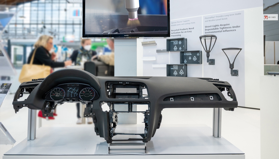 Incluso componentes de gran tamaño, como el salpicadero de un automóvil, pueden salir de la impresora 3D y, a continuación, pegarse... Incluso componentes de gran tamaño, como el salpicadero de un automóvil, pueden salir de la impresora 3D y, a continuación, pegarse...