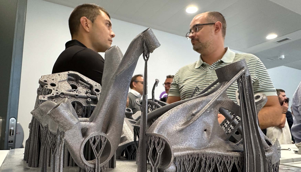 A la izquierda, Alejandro Serrano, experto en fabricación aditiva de Aitiip, explica el caso práctico del centro tecnológico con Renfe... A la izquierda, Alejandro Serrano, experto en fabricación aditiva de Aitiip, explica el caso práctico del centro tecnológico con Renfe...