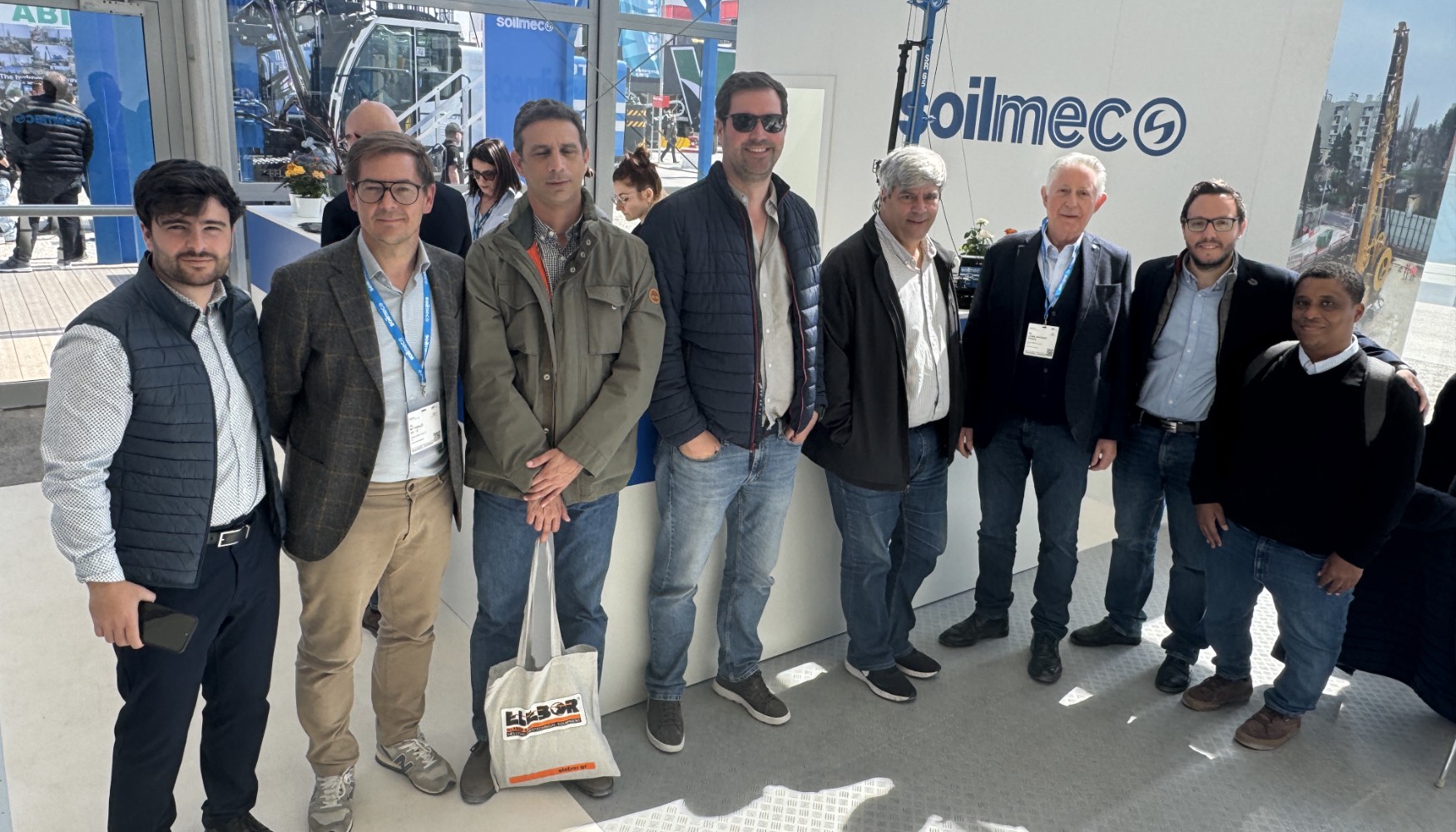 Un completo equipo de Mopycsa, distribuidor de Soilmec en nuestro país, estuvo presente en Bauma para atender a los clientes... Un completo equipo de Mopycsa, distribuidor de Soilmec en nuestro país, estuvo presente en Bauma para atender a los clientes...