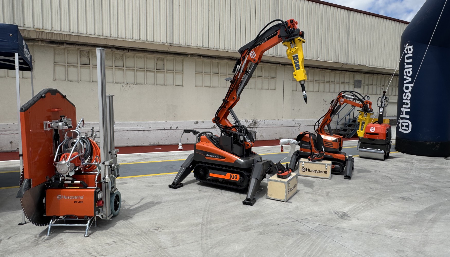 Husqvarna Iberia ha confeccionado una gran oferta expositiva en su roadshow para mostrar buena parte de las soluciones que ya puede ofrecer... Husqvarna Iberia ha confeccionado una gran oferta expositiva en su roadshow para mostrar buena parte de las soluciones que ya puede ofrecer...
