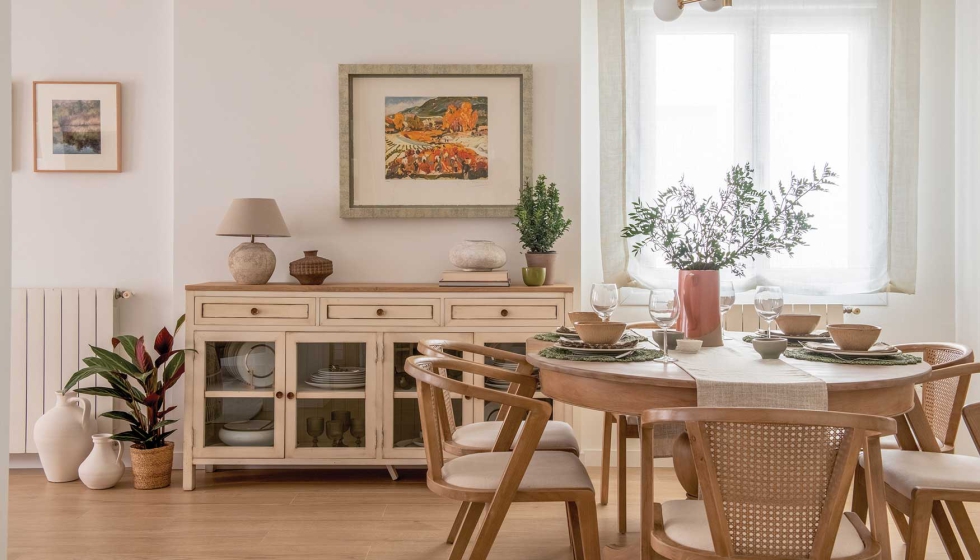 Para el comedor se han aprovechado algunos elementos que ya pertenecían a los propietarios de la vivienda Para el comedor se han aprovechado algunos elementos que ya pertenecían a los propietarios de la vivienda