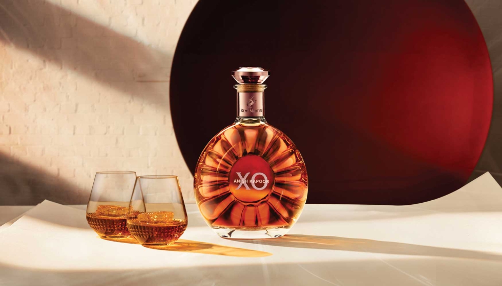 Tan solo 90 unidades de las 16.000 existentes se pueden adquirir en Espaa: se trata de una botella exclusiva, con un nuevo cuello y tapn de cobre...