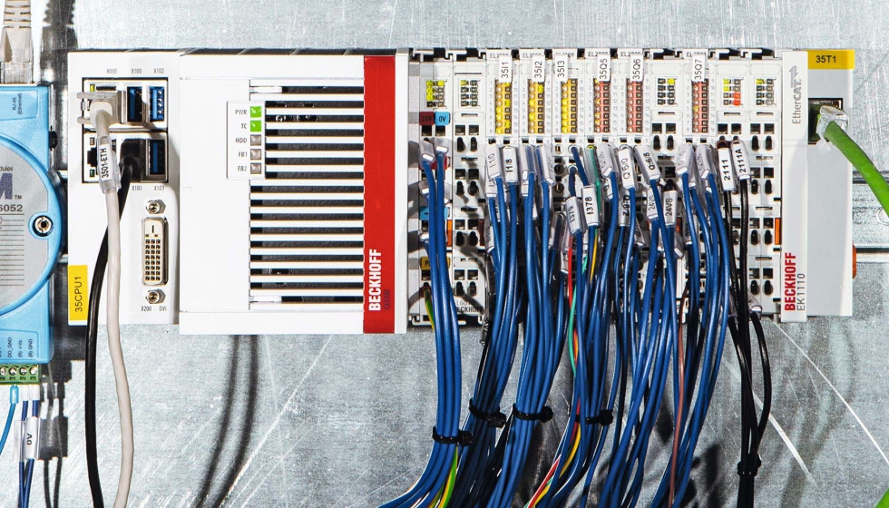 El PC embebido CX5240 y los terminales EtherCAT conectados, incluida la ampliación EtherCAT EK1110 para configurar una topología de línea... El PC embebido CX5240 y los terminales EtherCAT conectados, incluida la ampliación EtherCAT EK1110 para configurar una topología de línea...