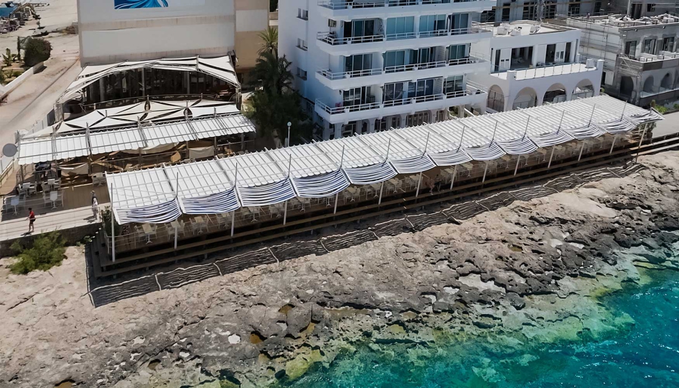 Los 17 toldos palilleros Aneas 80x40 de Saxun instalados de forma continuada en la terraza del Café del Mar dibujan una línea recta paralela al Mar... Los 17 toldos palilleros Aneas 80x40 de Saxun instalados de forma continuada en la terraza del Café del Mar dibujan una línea recta paralela al Mar...